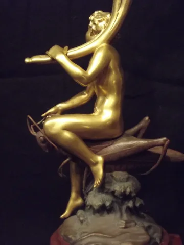 Charles Georges FERVILLE-SUAN, (Le Mans 1847-1925). Paire de Lampes en bronze doré.