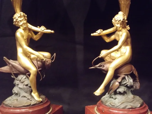 Charles Georges FERVILLE-SUAN, (Le Mans 1847-1925). Paire de Lampes en bronze doré.
