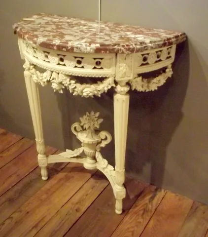 Console Demi-lune Louis XVI en bois laqué.