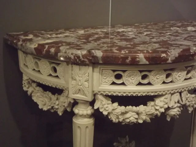 Console Demi-lune Louis XVI en bois laqué.