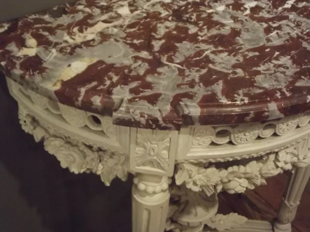 Console Demi-lune Louis XVI en bois laqué.