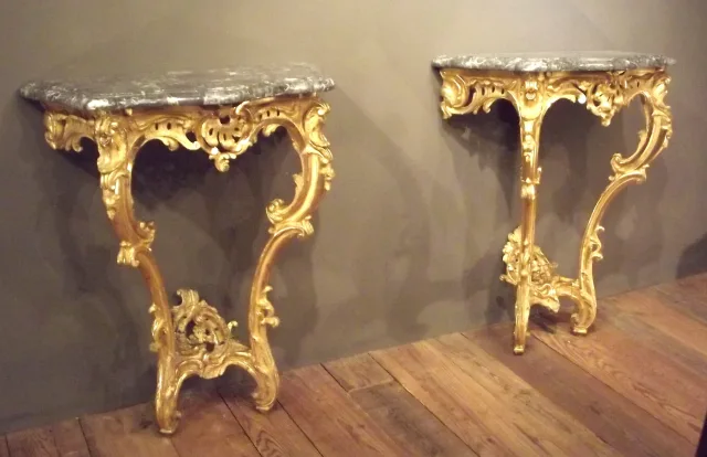 Zeldzame paar consoles is van toepassing op Giltwood Regency. (XVIII eeuw)