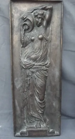 Volgens Jean Goujon (1510-1572) Bas-reliëfs in bronzen nimfen van de fontein van de onschuldigen (Parijs)