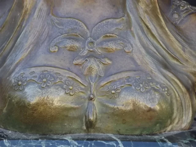 V. CONSTANTE (XIX - XX) Busto de mujer joven en bronce.