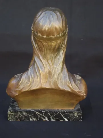 V. CONSTANTE (XIX - XX) Busto de mujer joven en bronce.
