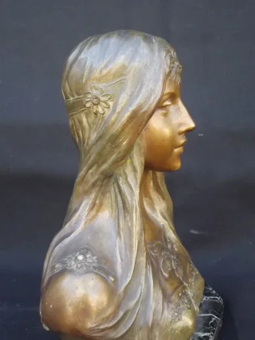 V. CONSTANTE (XIX - XX) Busto de mujer joven en bronce.