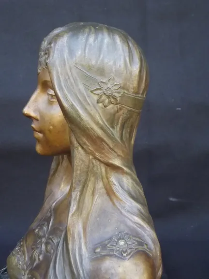 V. CONSTANT (XIX - XX) Büste der jungen Frau in Bronze.