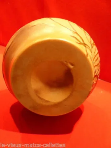 Vase en pâte de verre signé Legras  à décor gravé à l'acide d'algues et de plantes aquatiques sur fond opacifié jaune orangé