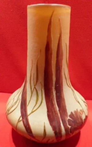 Vase en pâte de verre signé Legras  à décor gravé à l'acide d'algues et de plantes aquatiques sur fond opacifié jaune orangé
