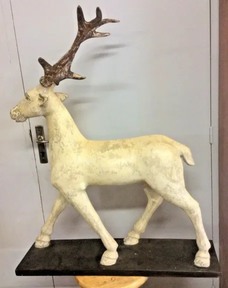 Sculpture d'un cerf en resine travail vers 1960