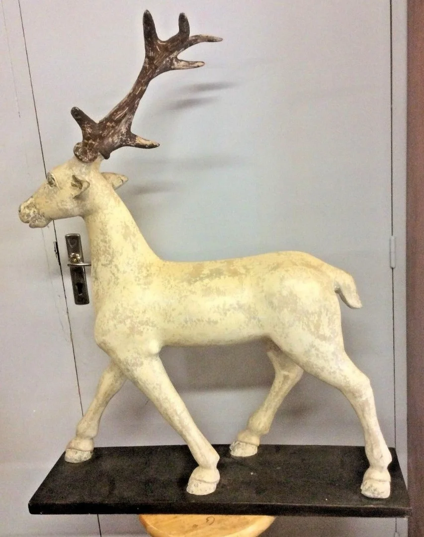 Sculpture d'un cerf en resine travail vers 1960