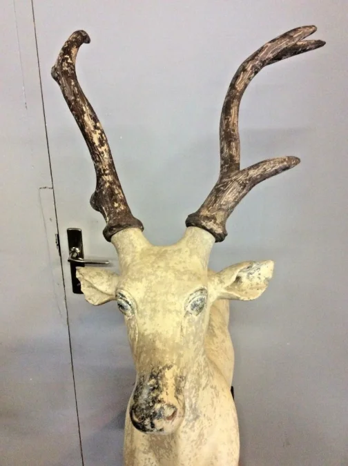 Sculpture d'un cerf en resine travail vers 1960