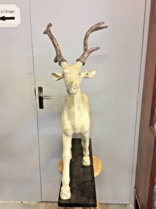 Sculpture d'un cerf en resine travail vers 1960