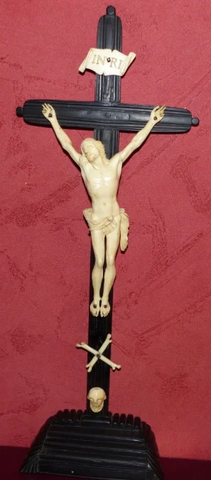 Crucifix dans globe en verre avec croix en ébène et beau Christ sculpté 19ème