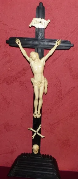 Crucifix dans globe en verre avec croix en ébène et beau Christ sculpté 19ème