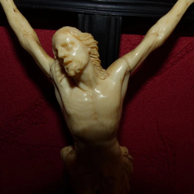 Crucifix dans globe en verre avec croix en ébène et beau Christ sculpté 19ème