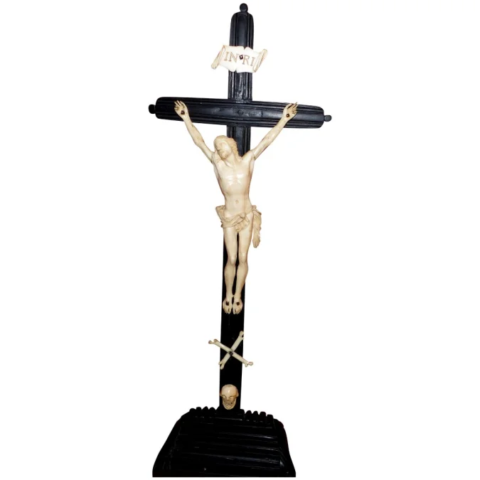Crucifix dans globe en verre avec croix en ébène et beau Christ sculpté 19ème