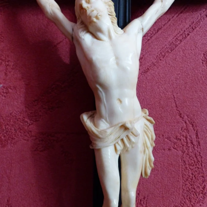 Crucifix dans globe en verre avec croix en ébène et beau Christ sculpté 19ème