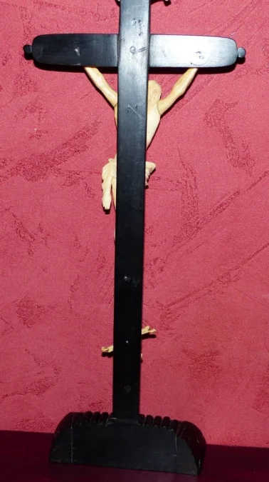 Crucifix dans globe en verre avec croix en ébène et beau Christ sculpté 19ème