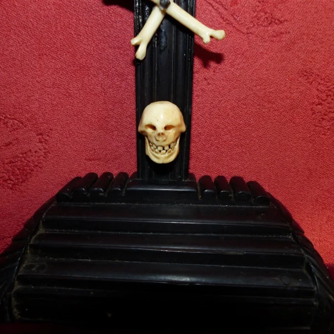 Crucifix dans globe en verre avec croix en ébène et beau Christ sculpté 19ème