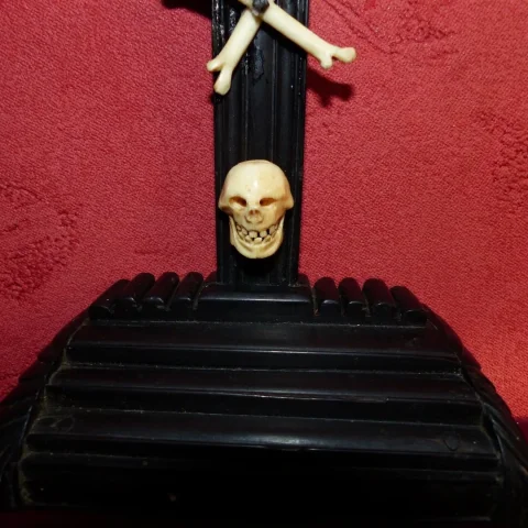 Crucifix dans globe en verre avec croix en ébène et beau Christ sculpté 19ème