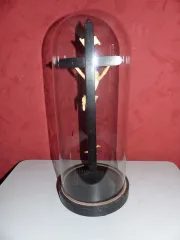 Crucifix dans globe en verre avec croix en ébène et beau Christ sculpté 19ème