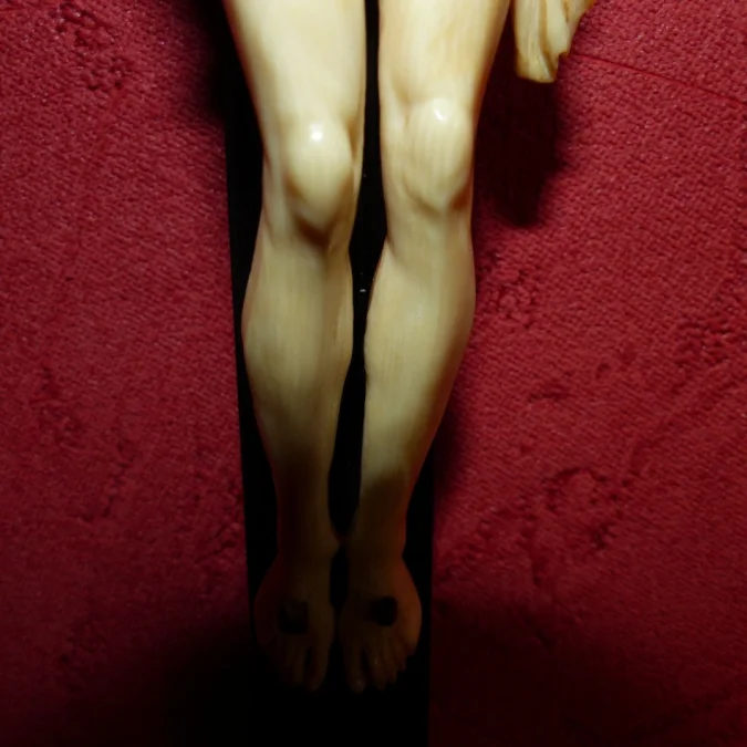 Crucifix dans globe en verre avec croix en ébène et beau Christ sculpté 19ème