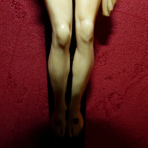 Crucifix dans globe en verre avec croix en ébène et beau Christ sculpté 19ème