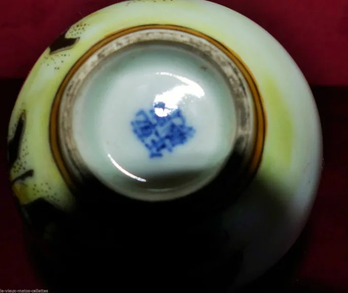 Flacon tabatière en porcelaine signée de Chine  Fin XIXème