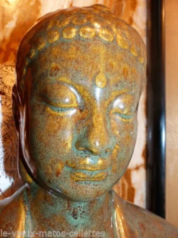 statue d'art d'Asie elle représente un Bouddha assis en train de méditer année 1970  1980