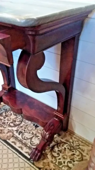 Petite console ouvrant par un tiroir en ceinture Empire en acajou 19ème