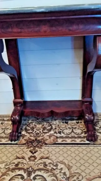 Petite console ouvrant par un tiroir en ceinture Empire en acajou 19ème