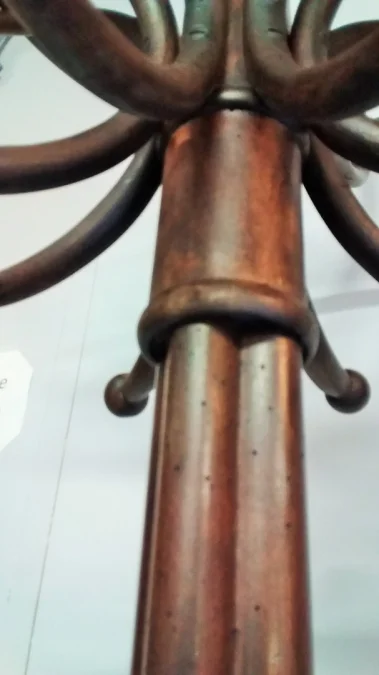 Porte manteau en hêtre modèle "Perroquet" en bois courbé foncé à huit patères style Thonet début 20ème