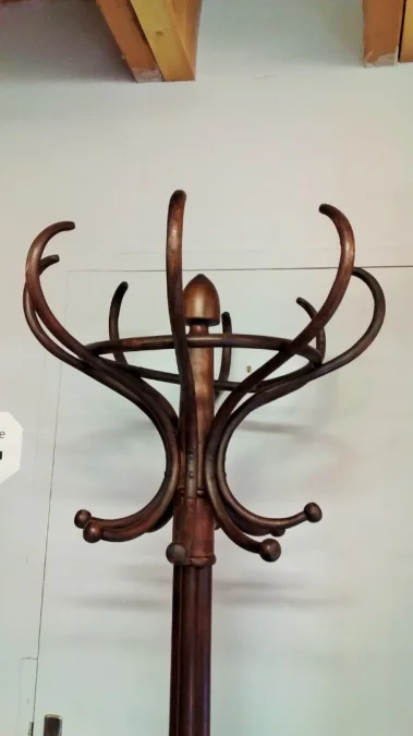 Porte manteau en hêtre modèle "Perroquet" en bois courbé foncé à huit patères style Thonet début 20ème