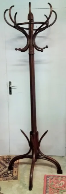 Porte manteau en hêtre modèle "Perroquet" en bois courbé foncé à huit patères style Thonet début 20ème