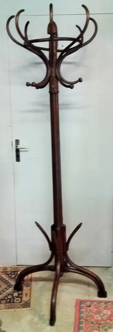 Porte manteau en hêtre modèle "Perroquet" en bois courbé foncé à huit patères style Thonet début 20ème