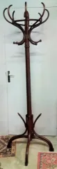 Porte manteau en hêtre modèle "Perroquet" en bois courbé foncé à huit patères style Thonet début 20ème