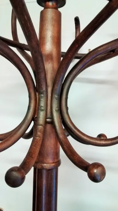 Porte manteau en hêtre modèle "Perroquet" en bois courbé foncé à huit patères style Thonet début 20ème