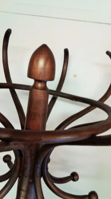 Porte manteau en hêtre modèle "Perroquet" en bois courbé foncé à huit patères style Thonet début 20ème