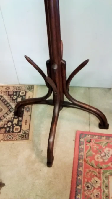Porte manteau en hêtre modèle "Perroquet" en bois courbé foncé à huit patères style Thonet début 20ème