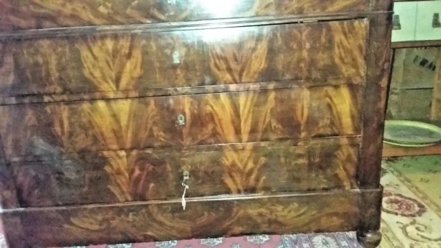 Commode restauration en acajou flammé ouvrant à 4 tiroirs avec son marbre d'origine état d'usage du milieu du XIXème siècle