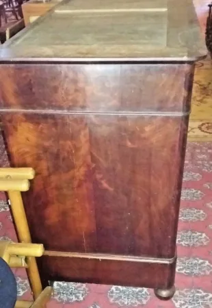 Commode restauration en acajou flammé ouvrant à 4 tiroirs avec son marbre d'origine état d'usage du milieu du XIXème siècle
