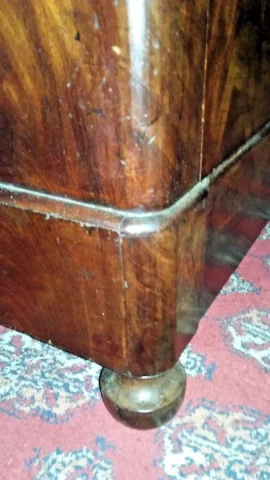 Commode restauration en acajou flammé ouvrant à 4 tiroirs avec son marbre d'origine état d'usage du milieu du XIXème siècle