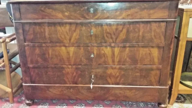 Commode restauration en acajou flammé ouvrant à 4 tiroirs avec son marbre d'origine état d'usage du milieu du XIXème siècle