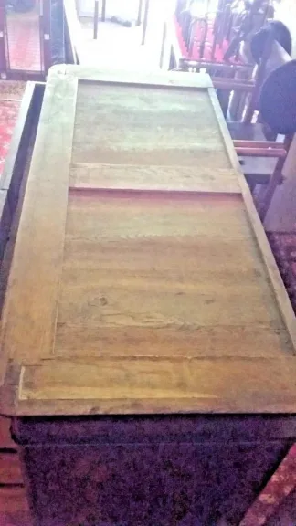 Commode restauration en acajou flammé ouvrant à 4 tiroirs avec son marbre d'origine état d'usage du milieu du XIXème siècle