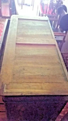 Commode restauration en acajou flammé ouvrant à 4 tiroirs avec son marbre d'origine état d'usage du milieu du XIXème siècle