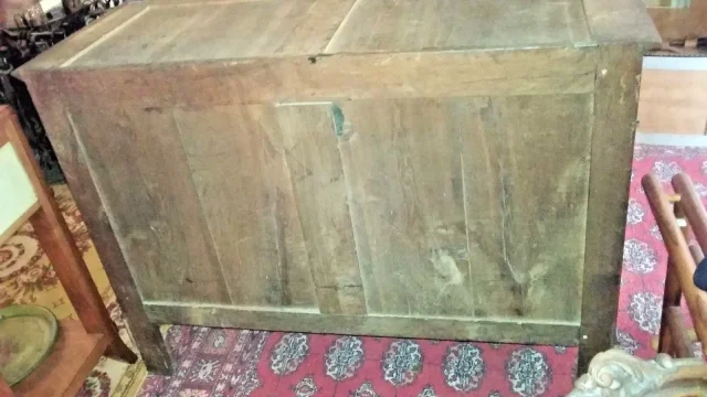 Commode restauration en acajou flammé ouvrant à 4 tiroirs avec son marbre d'origine état d'usage du milieu du XIXème siècle