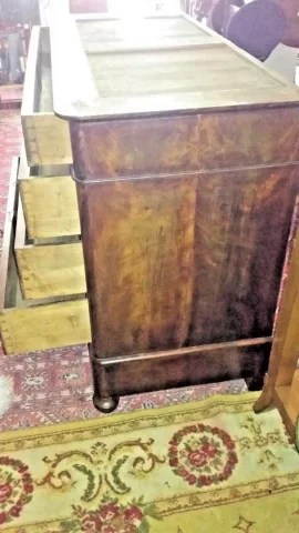 Commode restauration en acajou flammé ouvrant à 4 tiroirs avec son marbre d'origine état d'usage du milieu du XIXème siècle