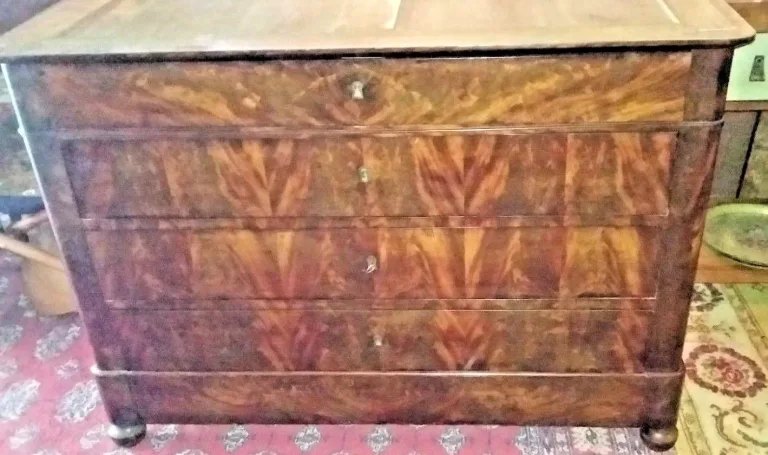 Commode restauration en acajou flammé ouvrant à 4 tiroirs avec son marbre d'origine état d'usage du milieu du XIXème siècle