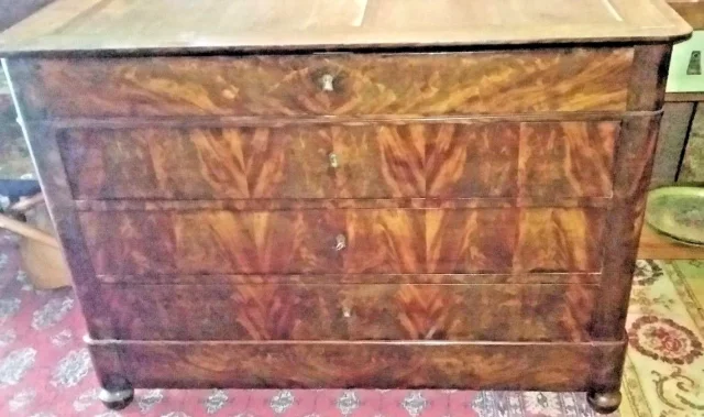 Commode restauration en acajou flammé ouvrant à 4 tiroirs avec son marbre d'origine état d'usage du milieu du XIXème siècle